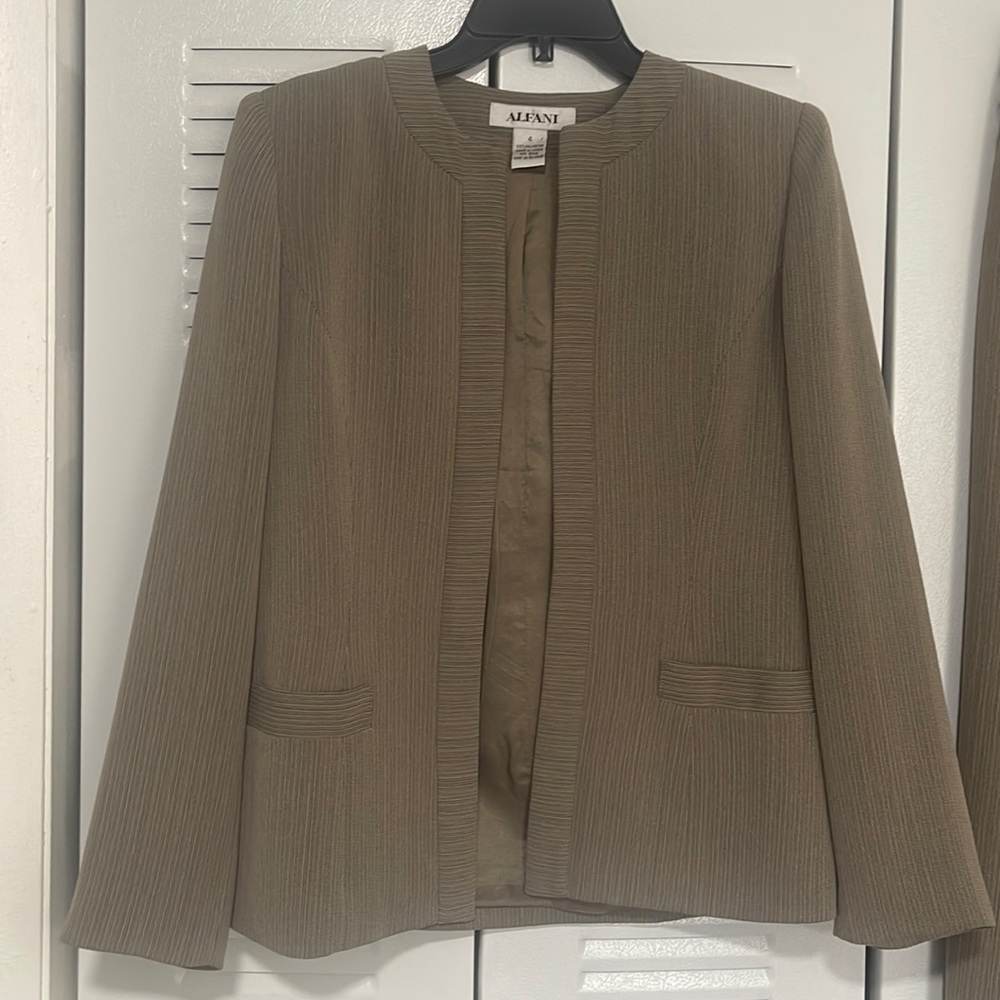ALFANI brown suit. Size 4